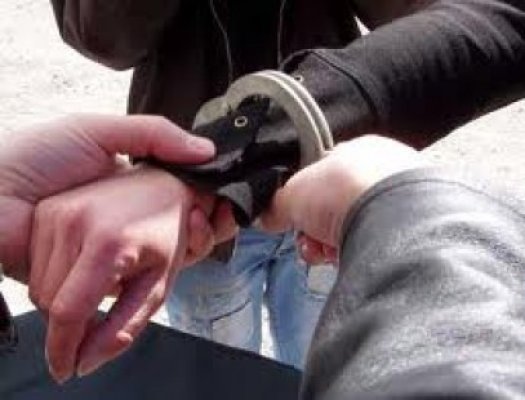 Tânărul care a tâlhărit o minoră a primit interdicţia de a părăsi localitatea